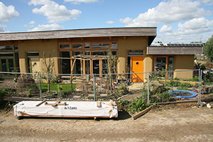 Minister opent zelfvoorzienende aardehuizen